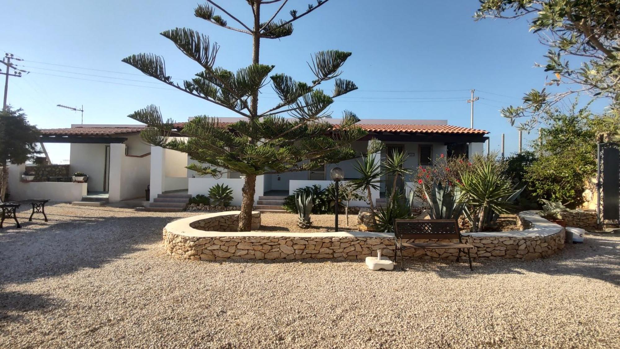 Lo Zodiaco Aparthotel Lampedusa Exterior photo